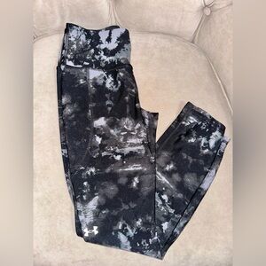 Under Armour Women's Hi-Rise Capri Tights. Black/grey camouflage size small